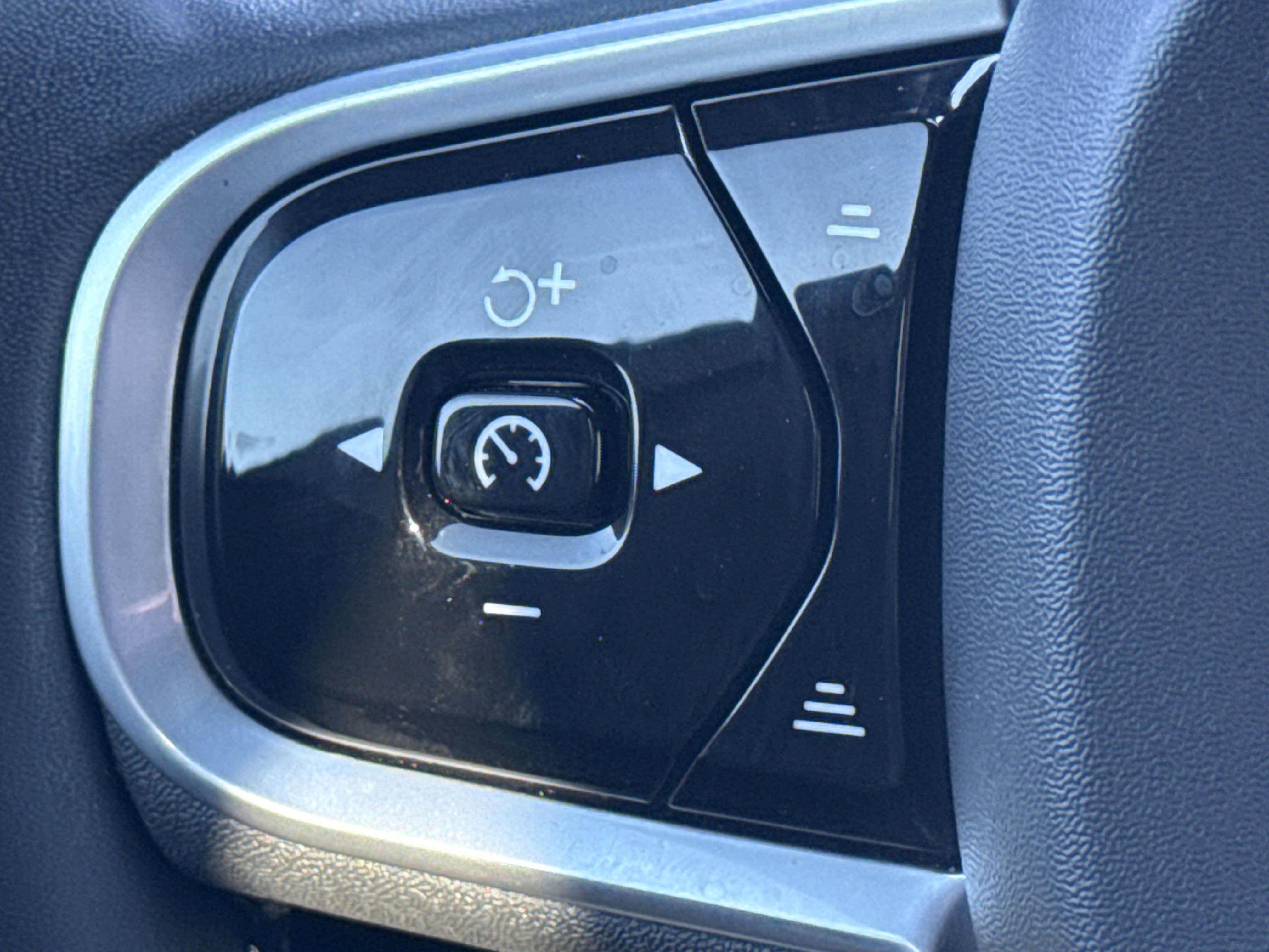 Used 2022 Volvo XC90 T8 R-Design w/ Advanced Package image 19