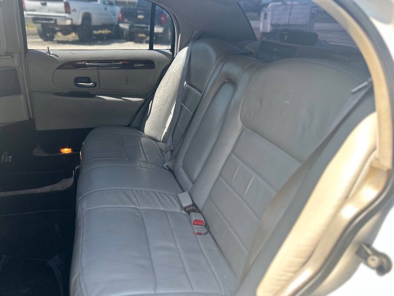 Used 1999 Lincoln Town Car Executive RWD image 18