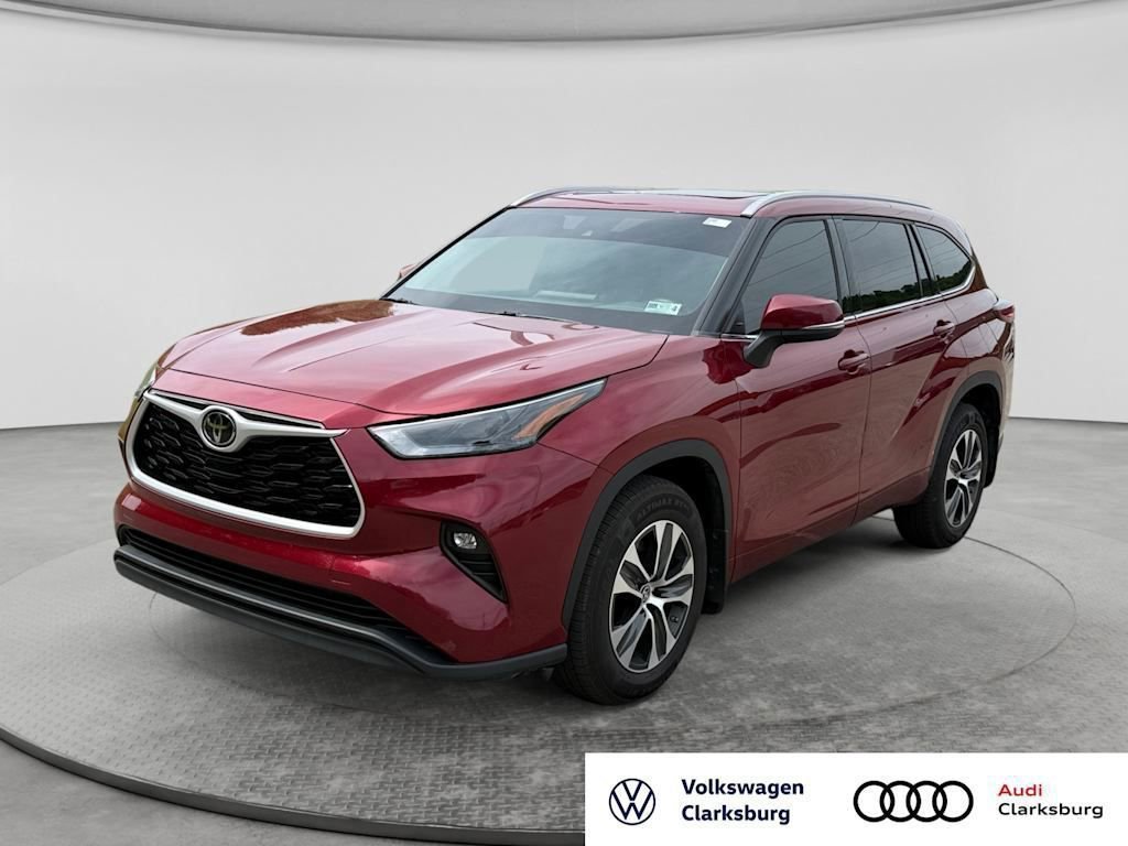 Used 2022 Toyota Highlander XLE AWD/4WD image 2