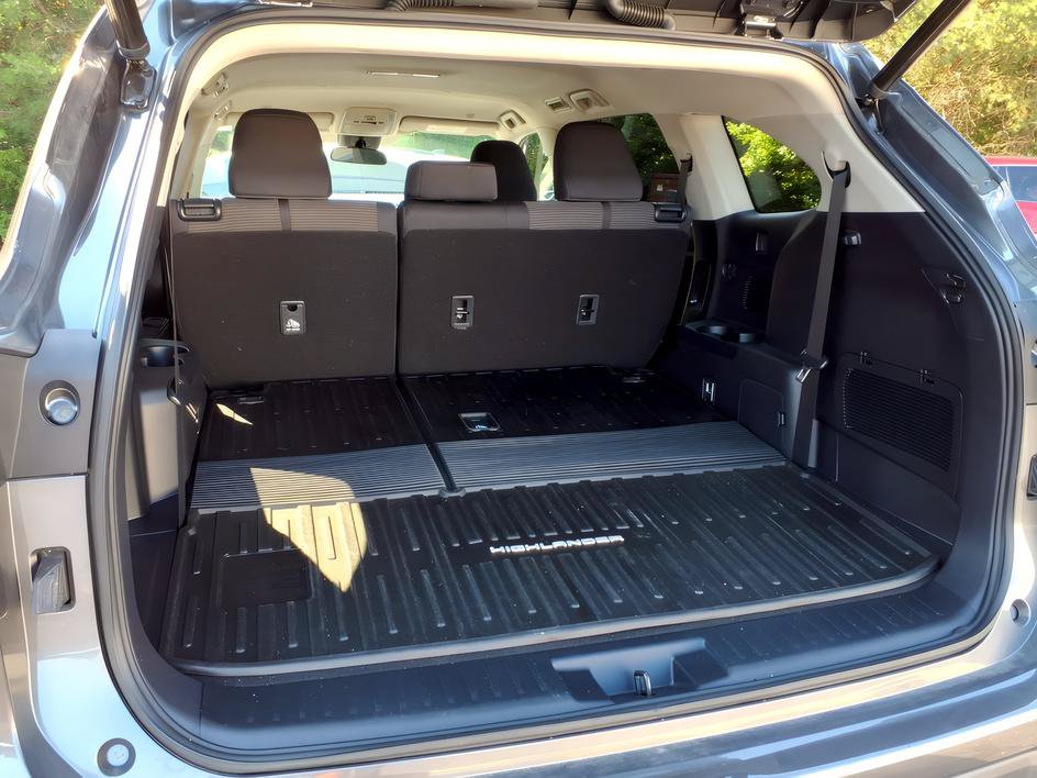 Used 2023 Toyota Highlander LE AWD/4WD image 10