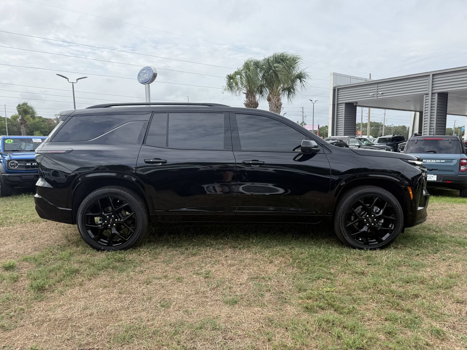 Used 2026 Chevrolet Traverse RS w/ LPO, Floor Liner Package FWD image 3