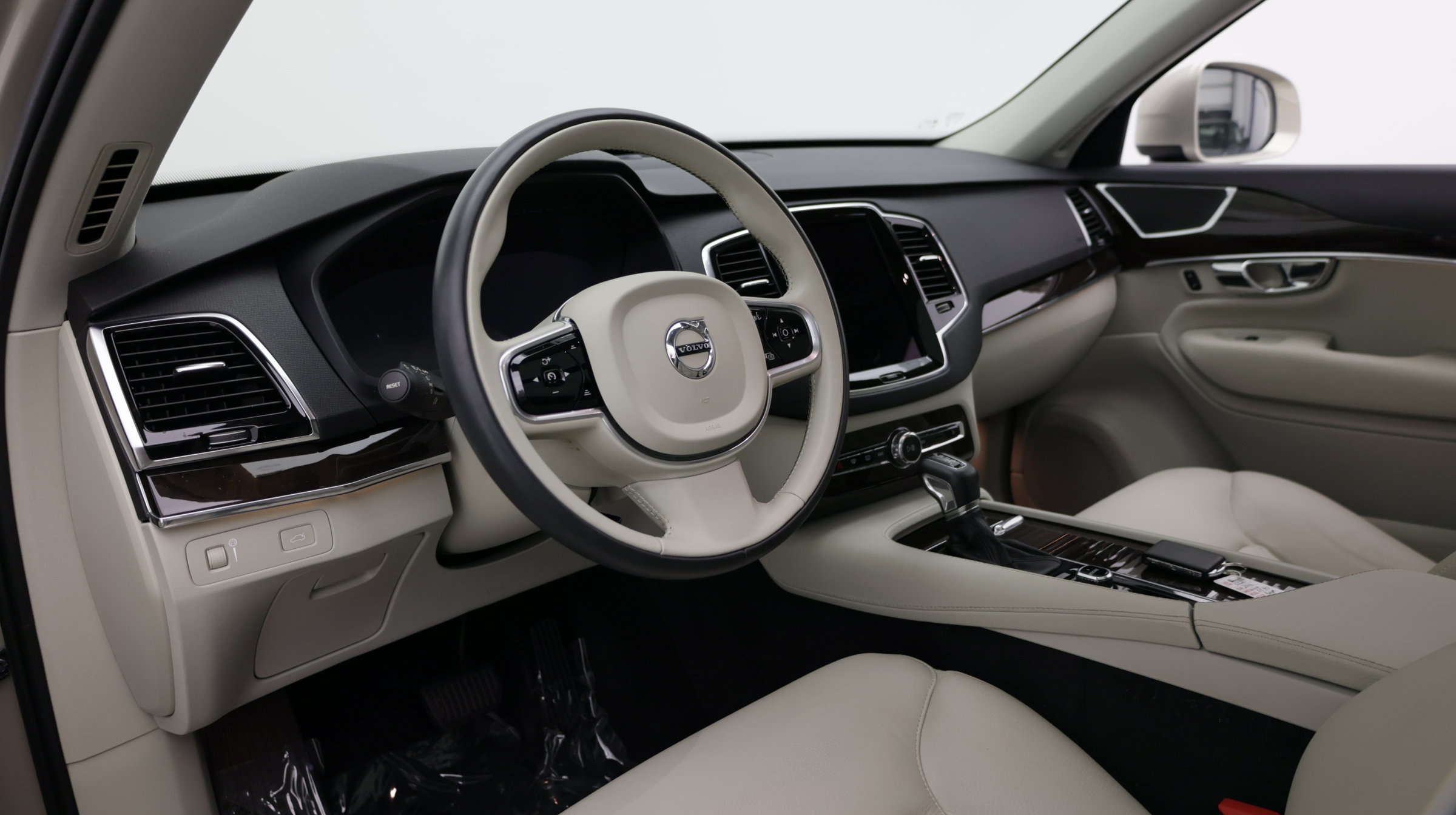 Used 2016 Volvo XC90 T6 Momentum w/ Momentum Plus Package AWD/4WD image 11