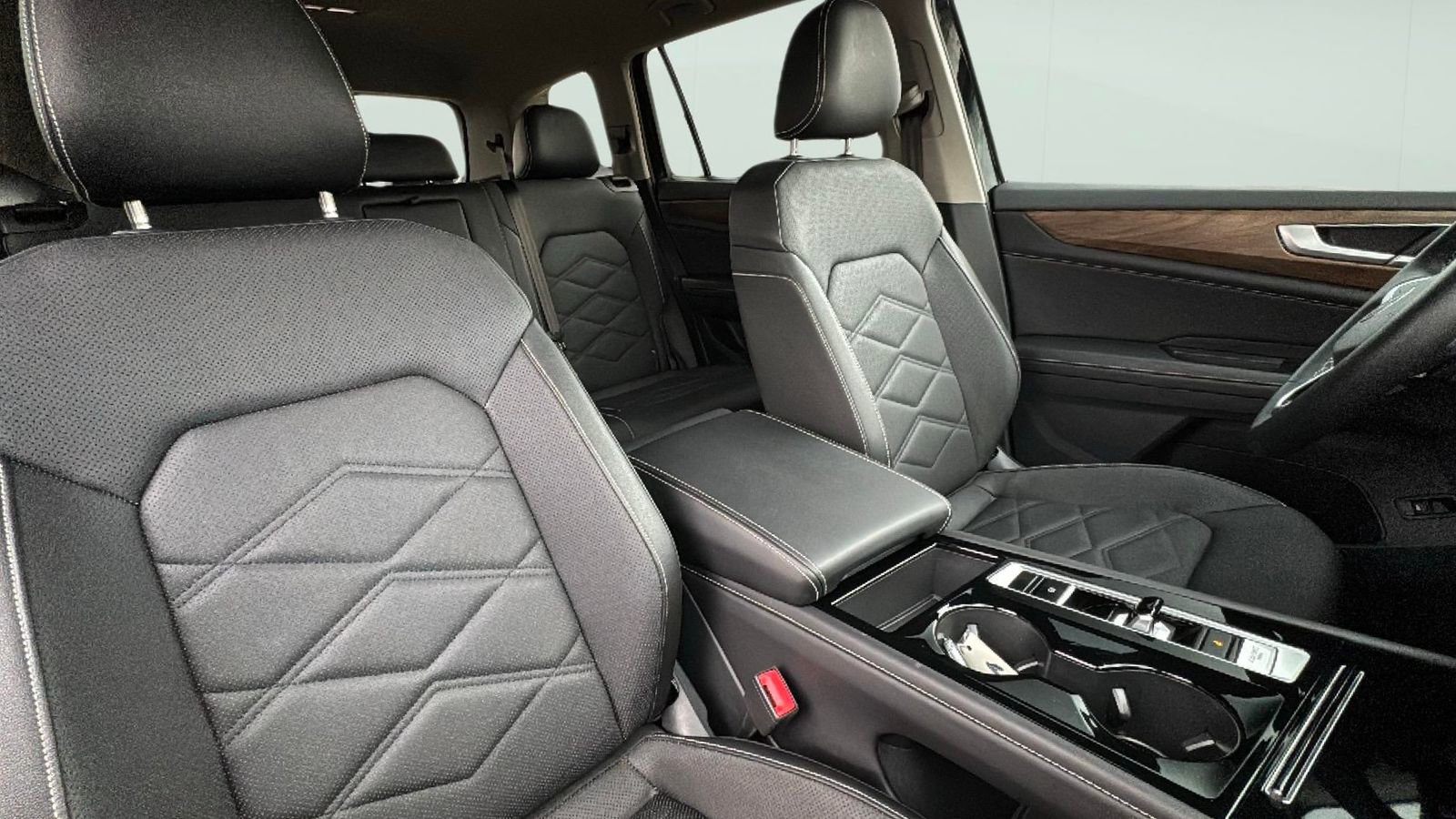 Used 2025 Volkswagen Atlas SE image 19