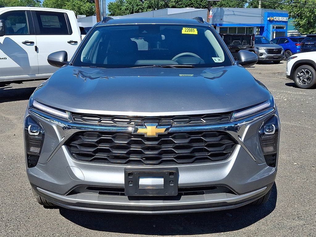 Used 2024 Chevrolet Trax LT FWD image 2