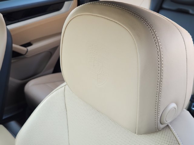 Used 2024 Porsche Cayenne AWD/4WD image 13