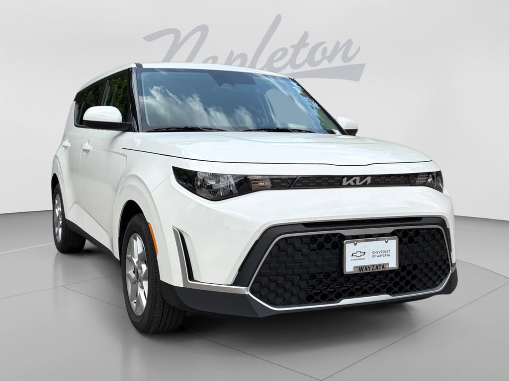 Used 2025 Kia Soul LX w/ LX Technology Package FWD image 8