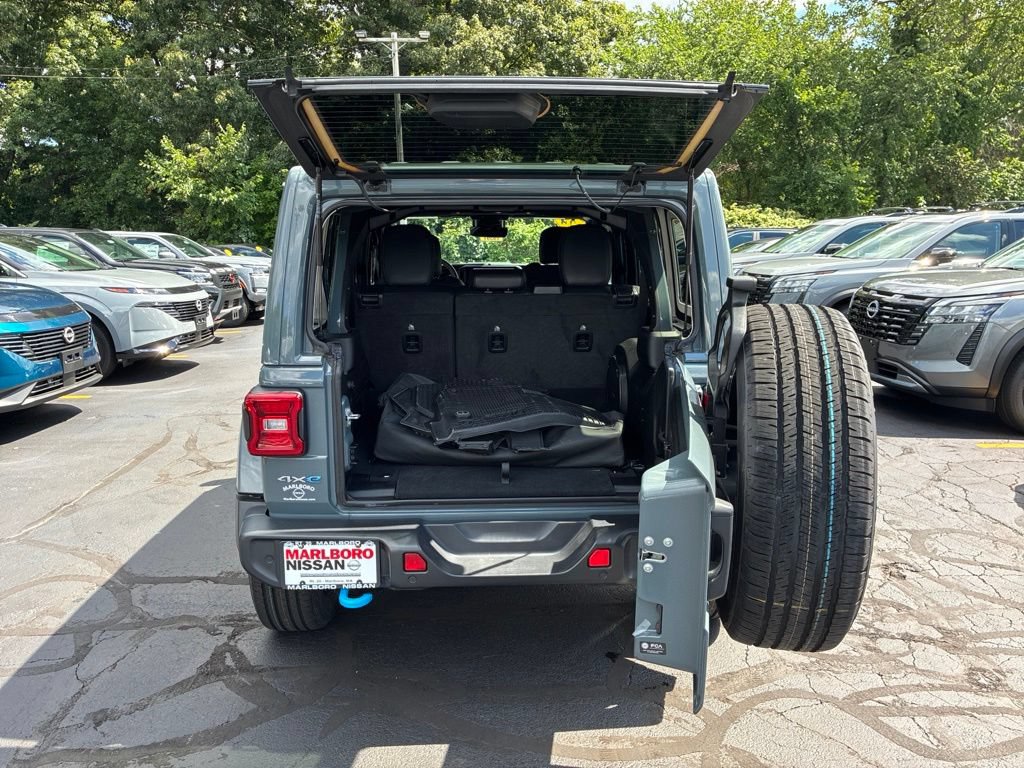 Used 2024 Jeep Wrangler Unlimited Sahara w/ Technology Group AWD/4WD image 13