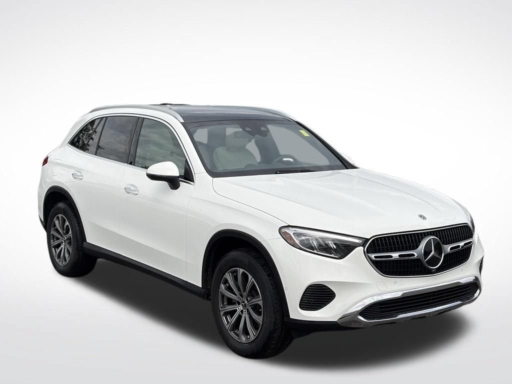 Used 2025 Mercedes-Benz GLC 300 4MATIC image 2