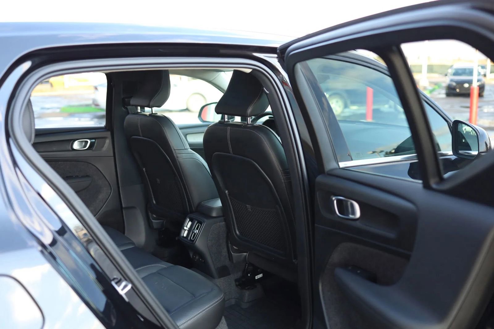 Used 2025 Volvo XC40 B5 Core image 47