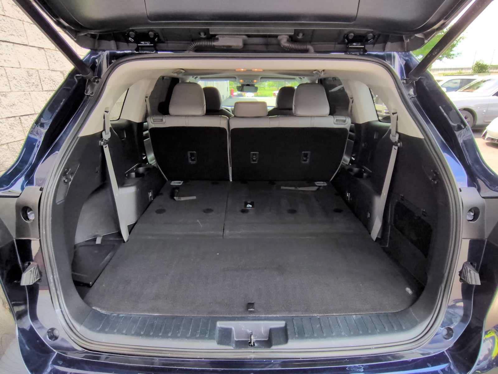 Used 2021 Toyota Highlander XLE AWD/4WD image 36