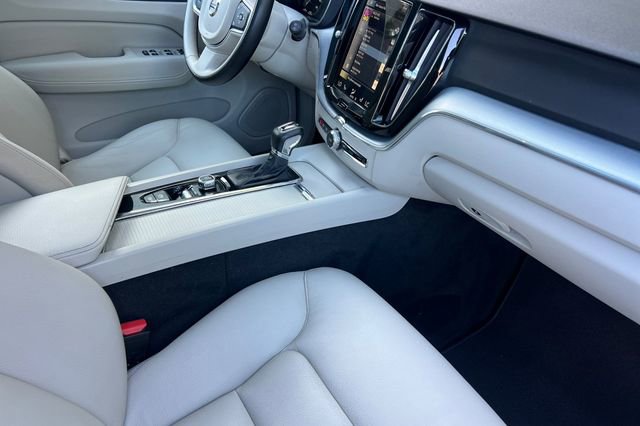 Used 2018 Volvo XC60 T6 Momentum w/ Convenience Package image 18