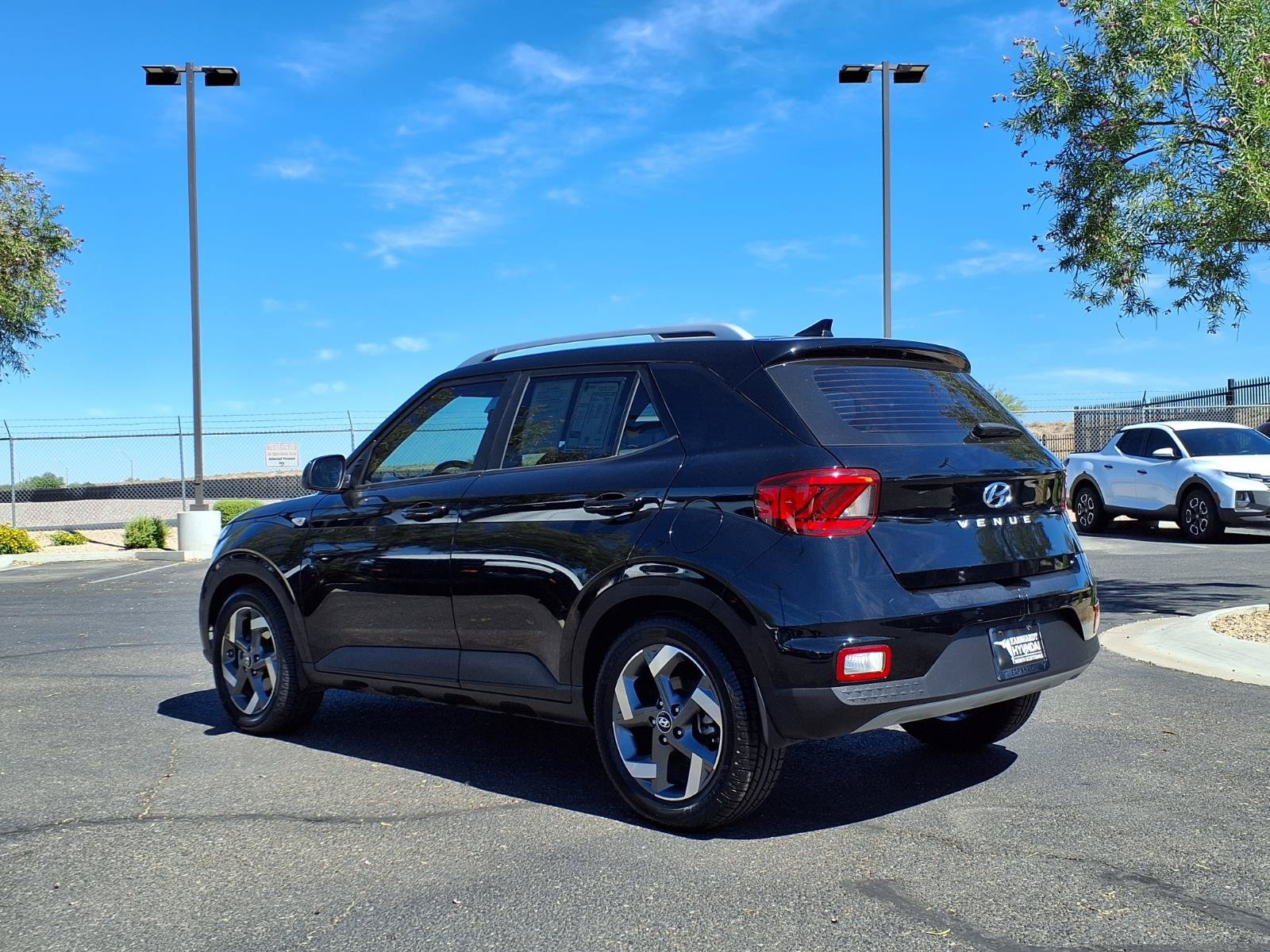 Certified 2022 Hyundai Venue SEL FWD image 4