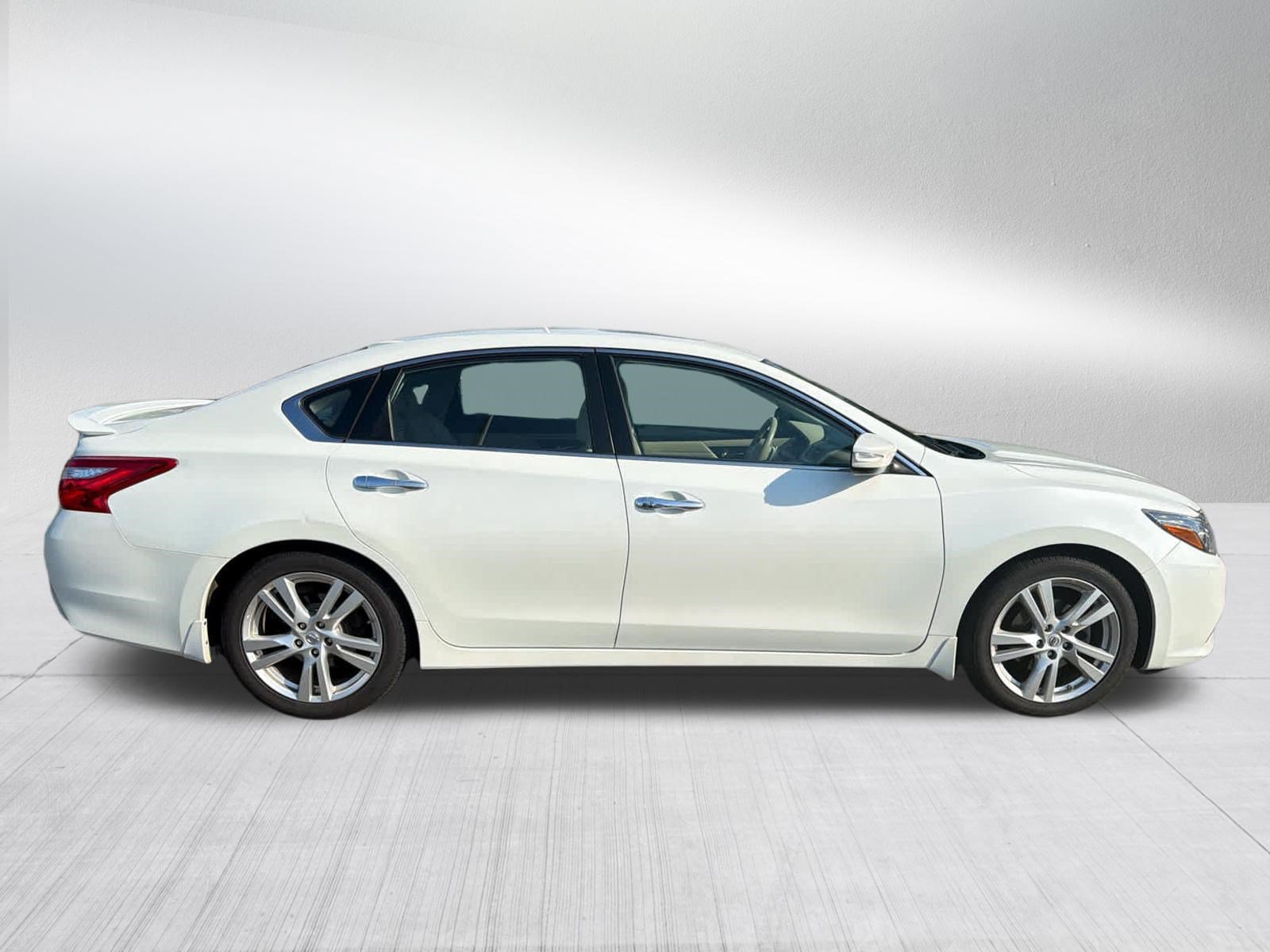 Used 2017 Nissan Altima 3.5 SL w/ 3.5SL Technology Package FWD image 4