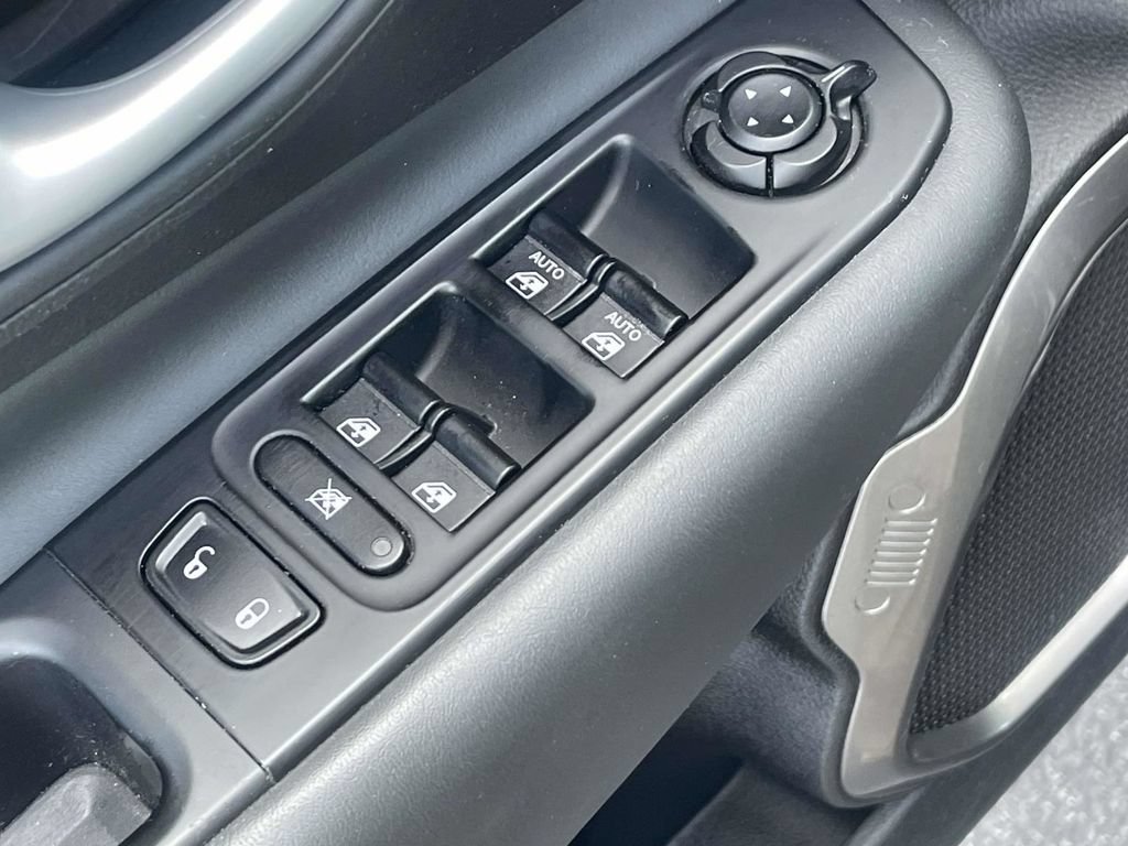 Used 2023 Jeep Renegade Latitude AWD/4WD image 18