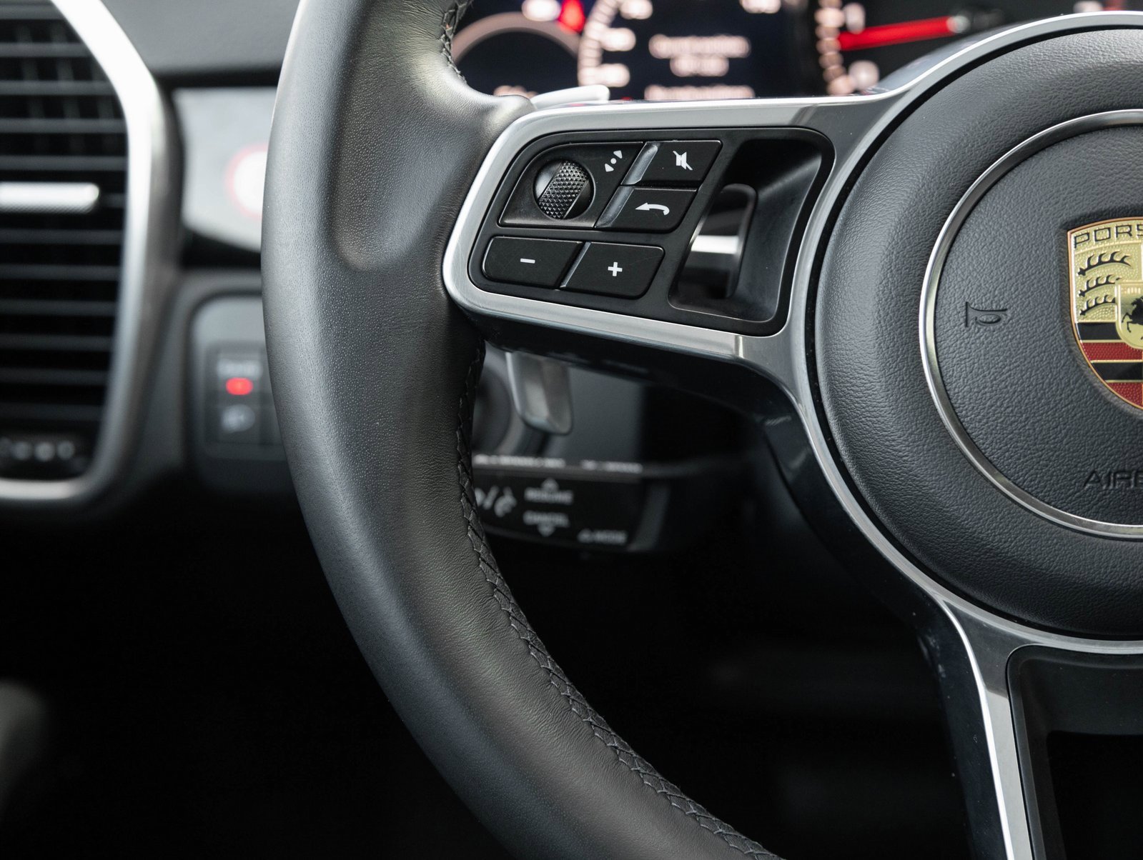 Used 2022 Porsche Cayenne Platinum Edition image 15