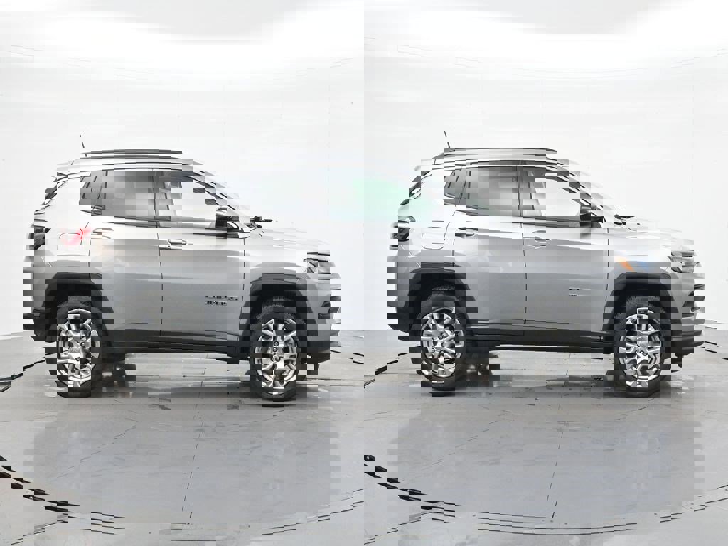 Used 2022 Jeep Compass Latitude image 4