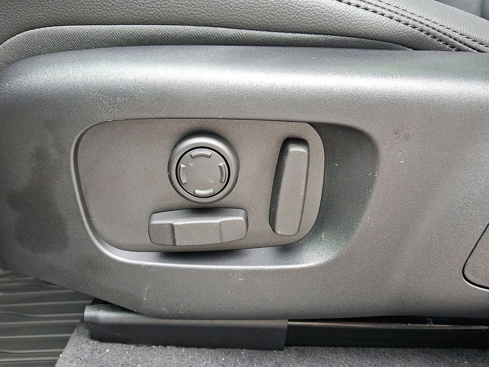 Certified 2026 Land Rover Range Rover Velar Dynamic SE image 18