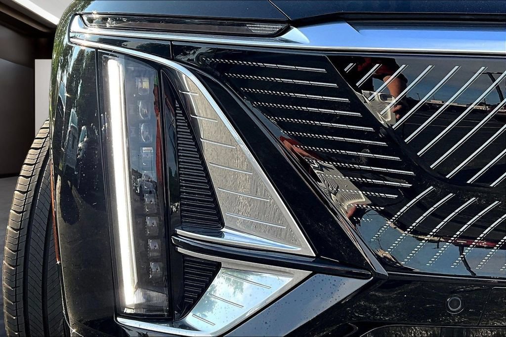 Certified 2025 Cadillac Lyriq Luxury w/ LPO, Floor Liner Package AWD/4WD image 29