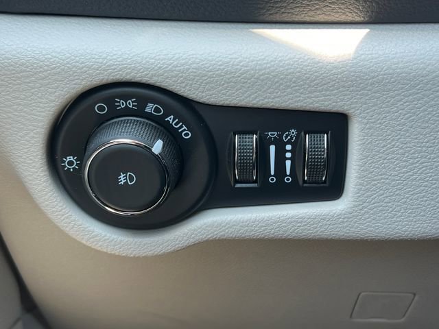 Used 2024 Chrysler Pacifica Touring-L FWD image 19