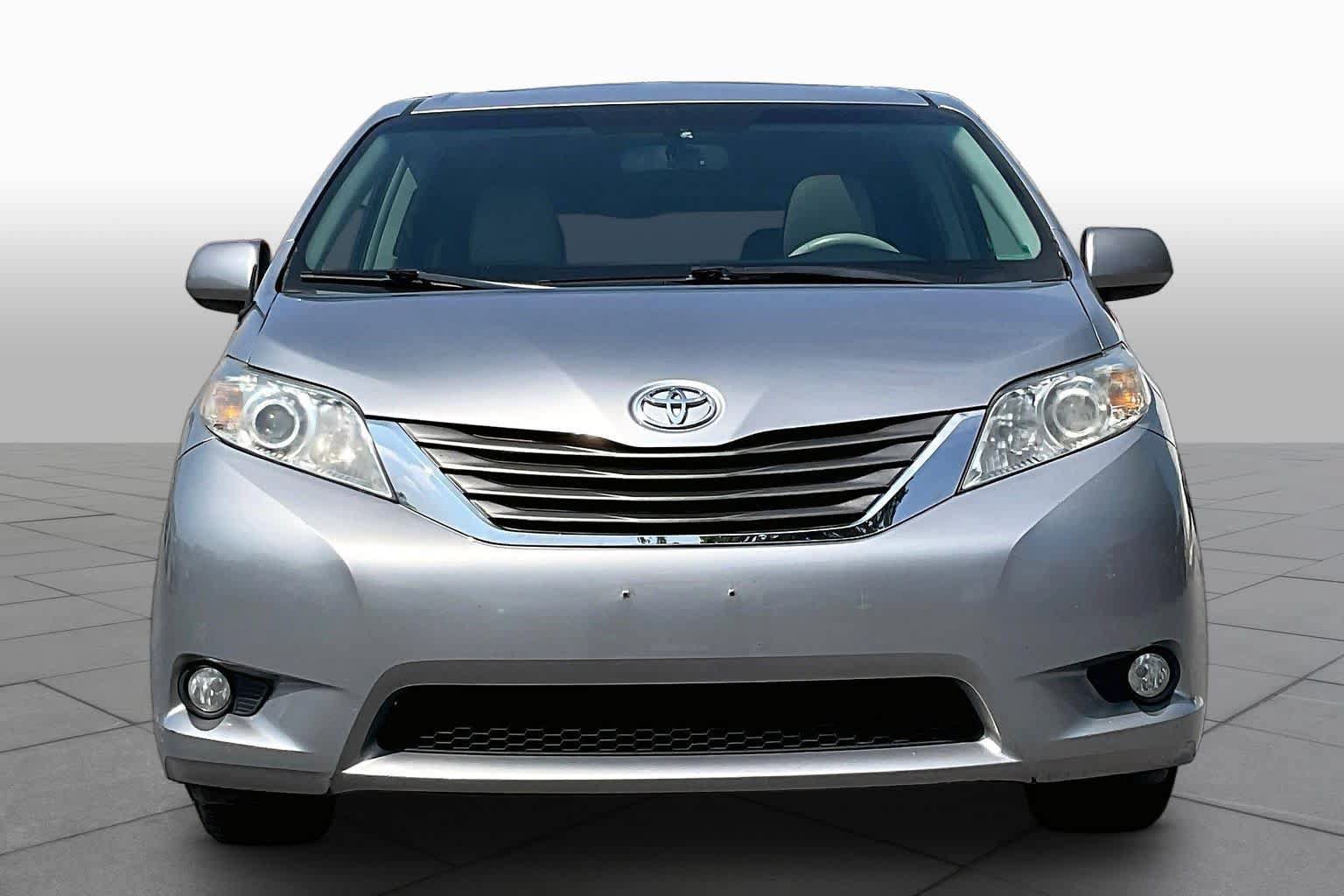 Used 2014 Toyota Sienna XLE w/ Entertainment Package FWD image 3