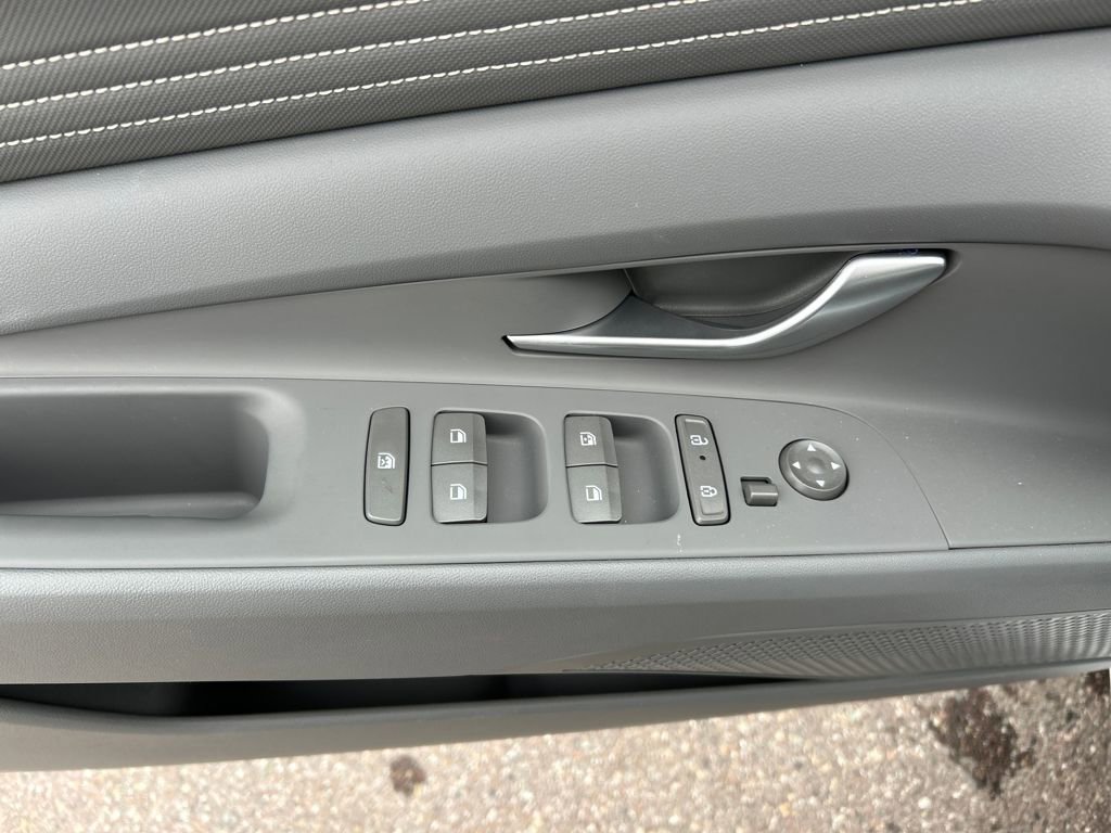 Used 2025 Hyundai Elantra SEL image 4