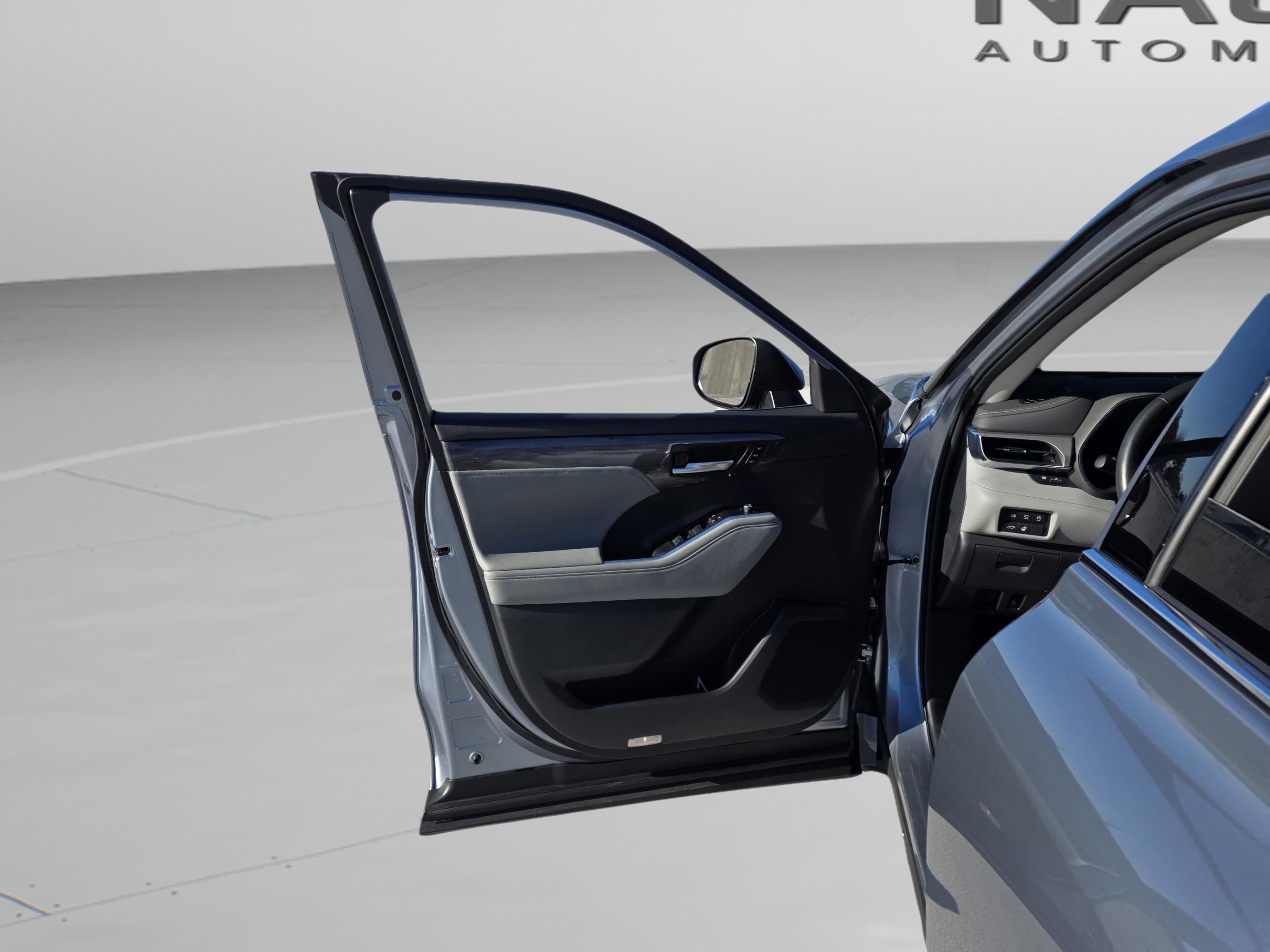 Used 2024 Toyota Highlander Platinum image 25