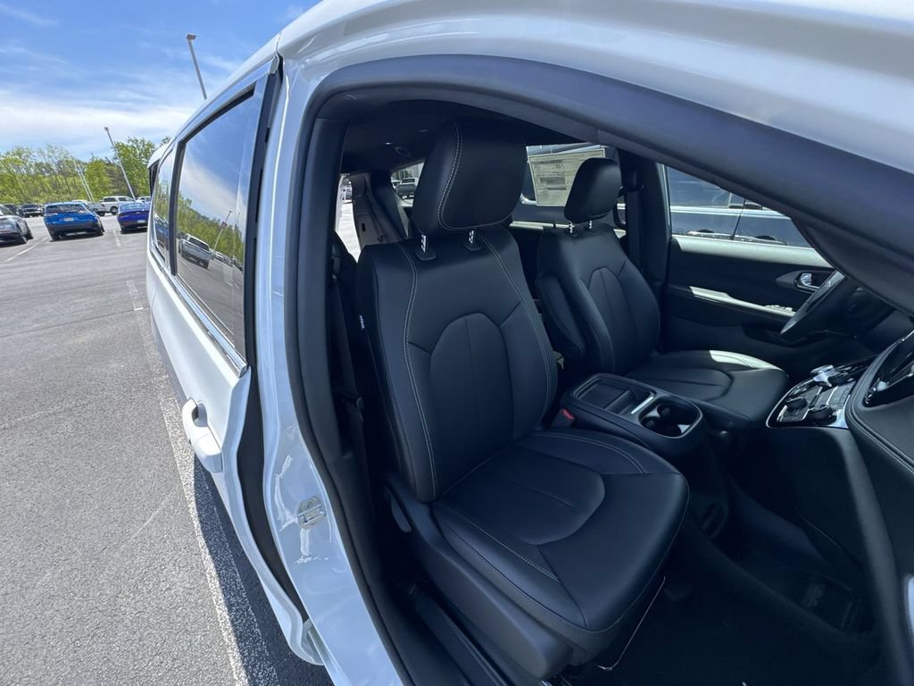 New 2027 Chrysler Pacifica Select AWD/4WD image 31