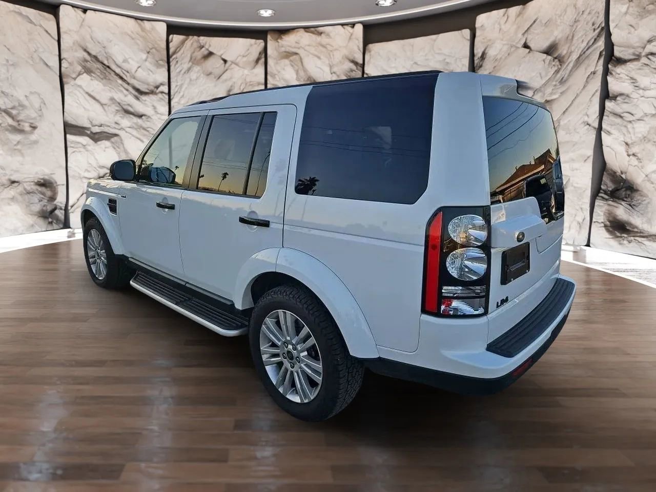 Used 2016 Land Rover LR4 HSE Silver Edition image 4