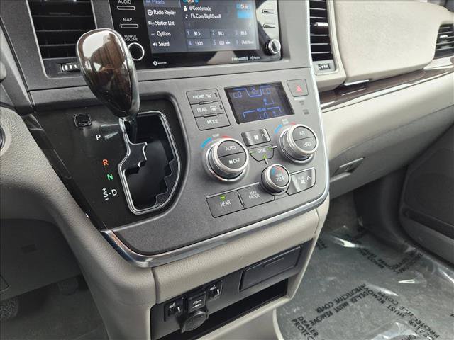 Used 2018 Toyota Sienna XLE w/ XLE Navigation Package FWD image 12