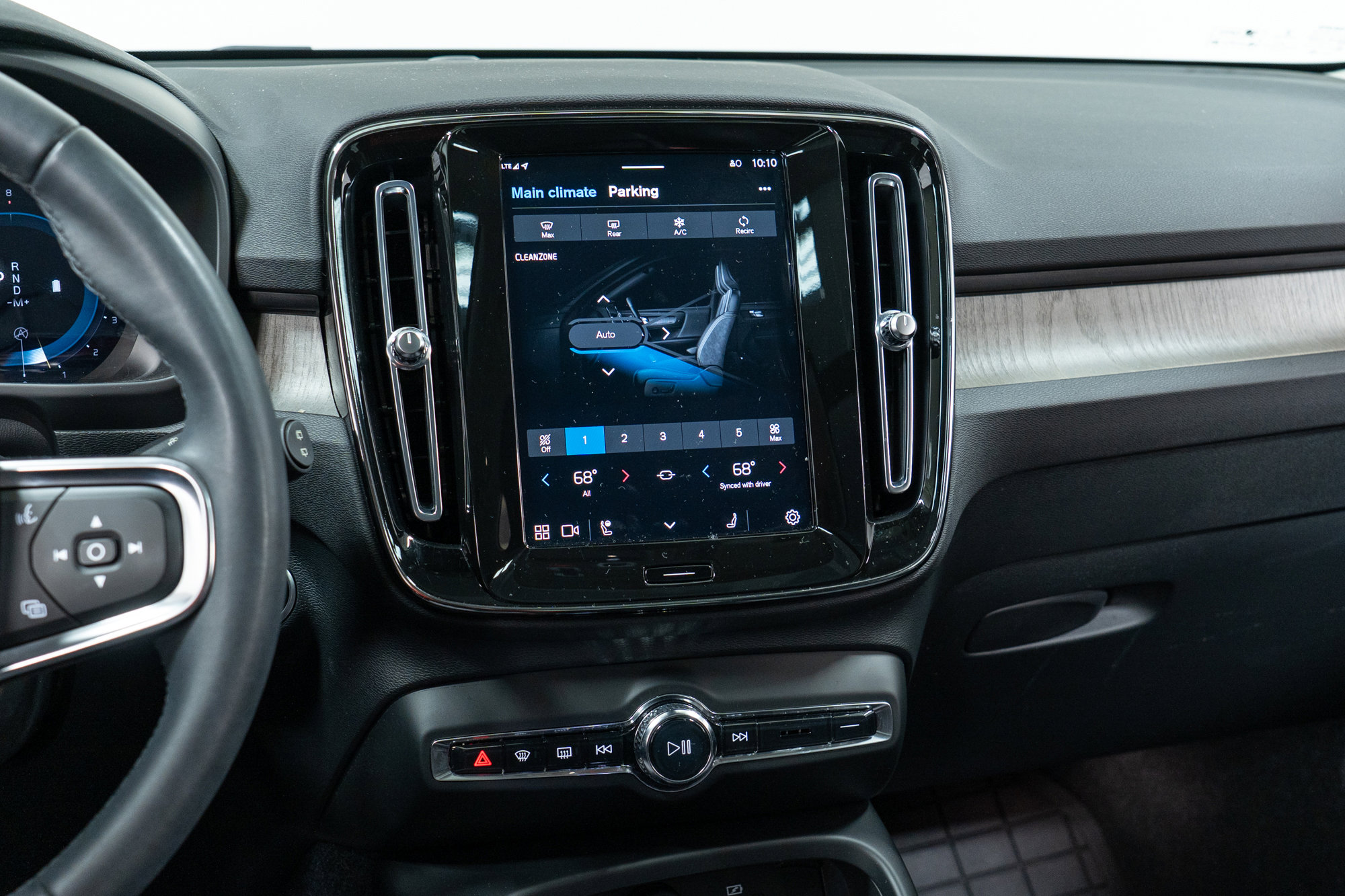 Used 2023 Volvo XC40 B5 Plus w/ Protection Package Premier image 19