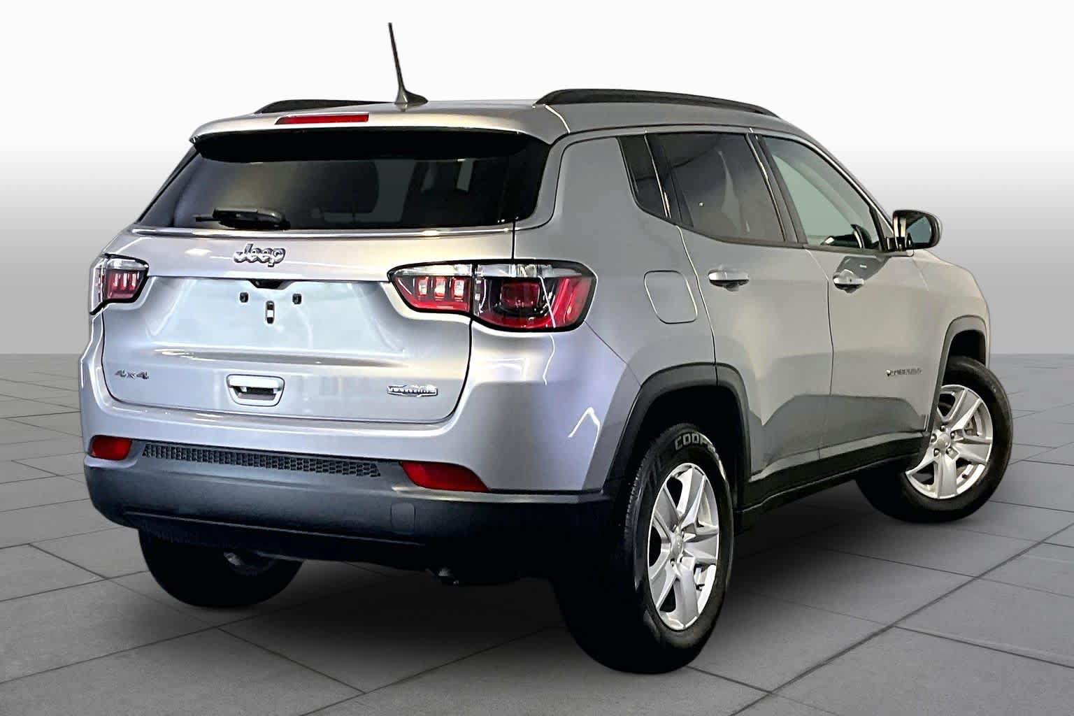Used 2022 Jeep Compass Latitude w/ Sun and Sound Group AWD/4WD image 13