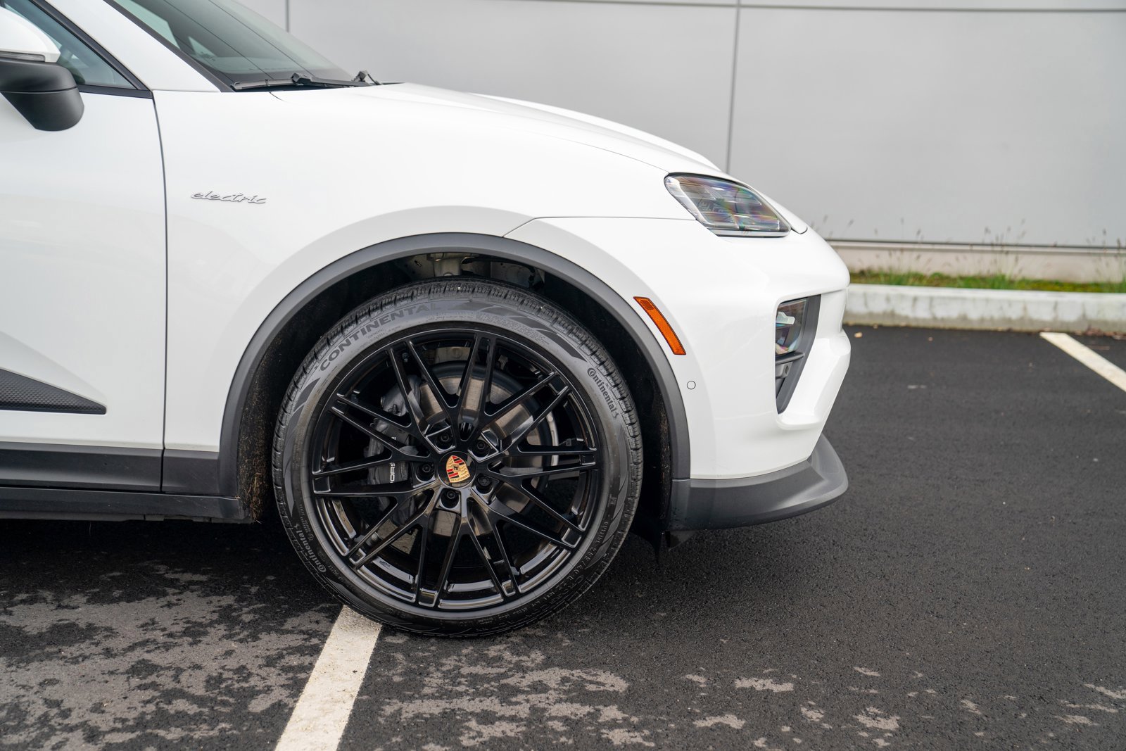 Certified 2025 Porsche Macan Electric image 9