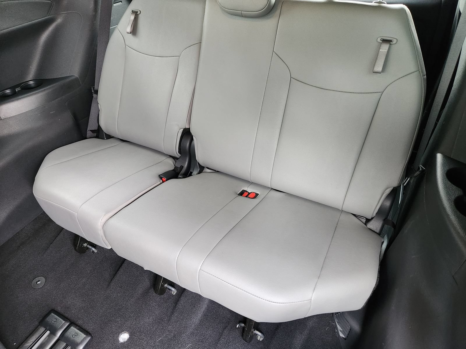 Used 2026 Toyota Sienna XLE FWD image 38
