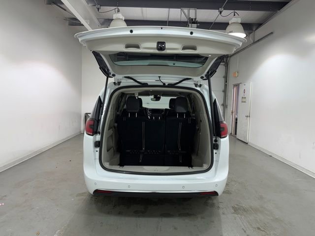 Used 2024 Chrysler Pacifica Touring-L image 8