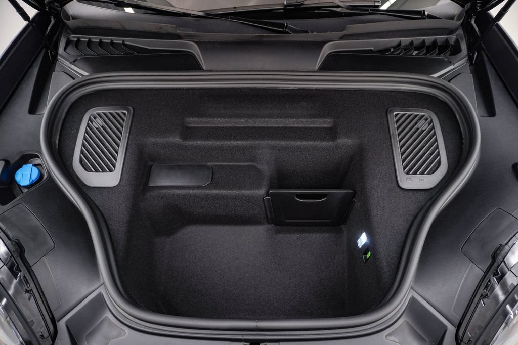 Certified 2025 Porsche Macan 4S Electric AWD/4WD image 29