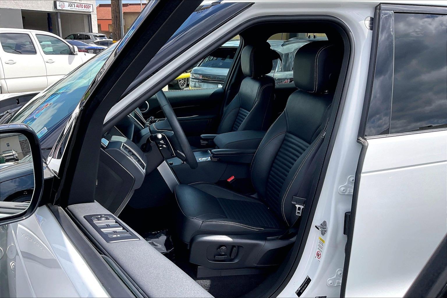 Certified 2025 Land Rover Discovery S AWD/4WD image 8