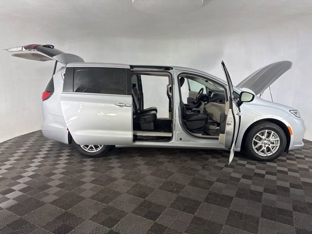 Used 2024 Chrysler Pacifica Touring-L image 13