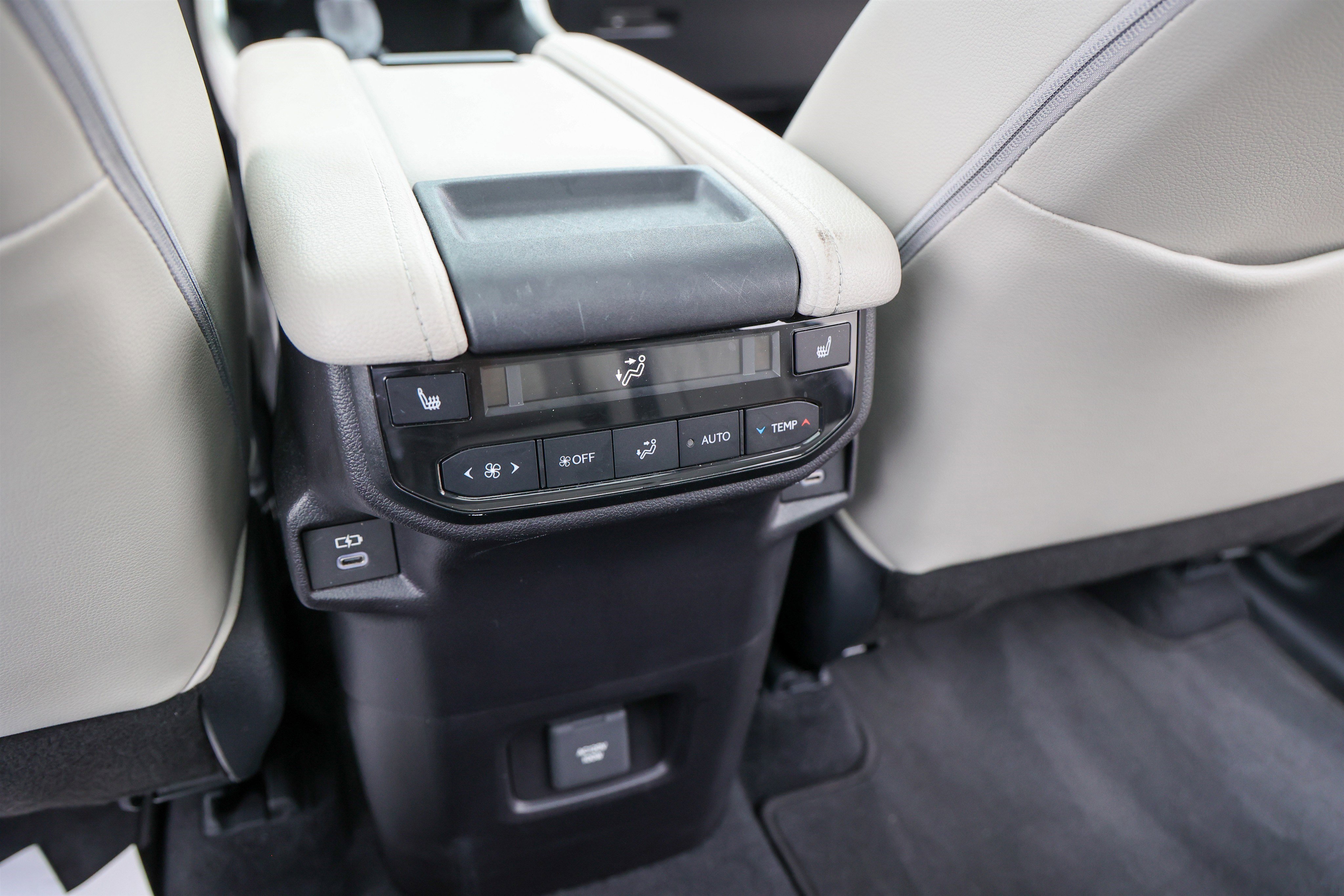 Certified 2025 Toyota Grand Highlander FWD image 37