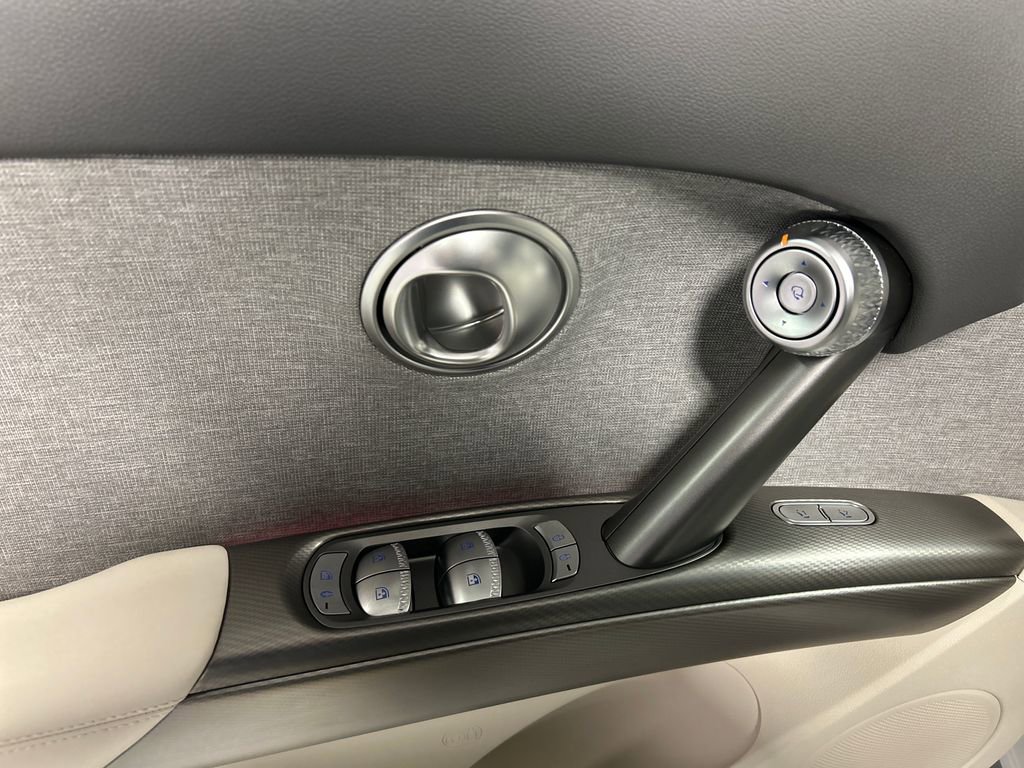 Used 2025 Genesis GV60 RWD image 12