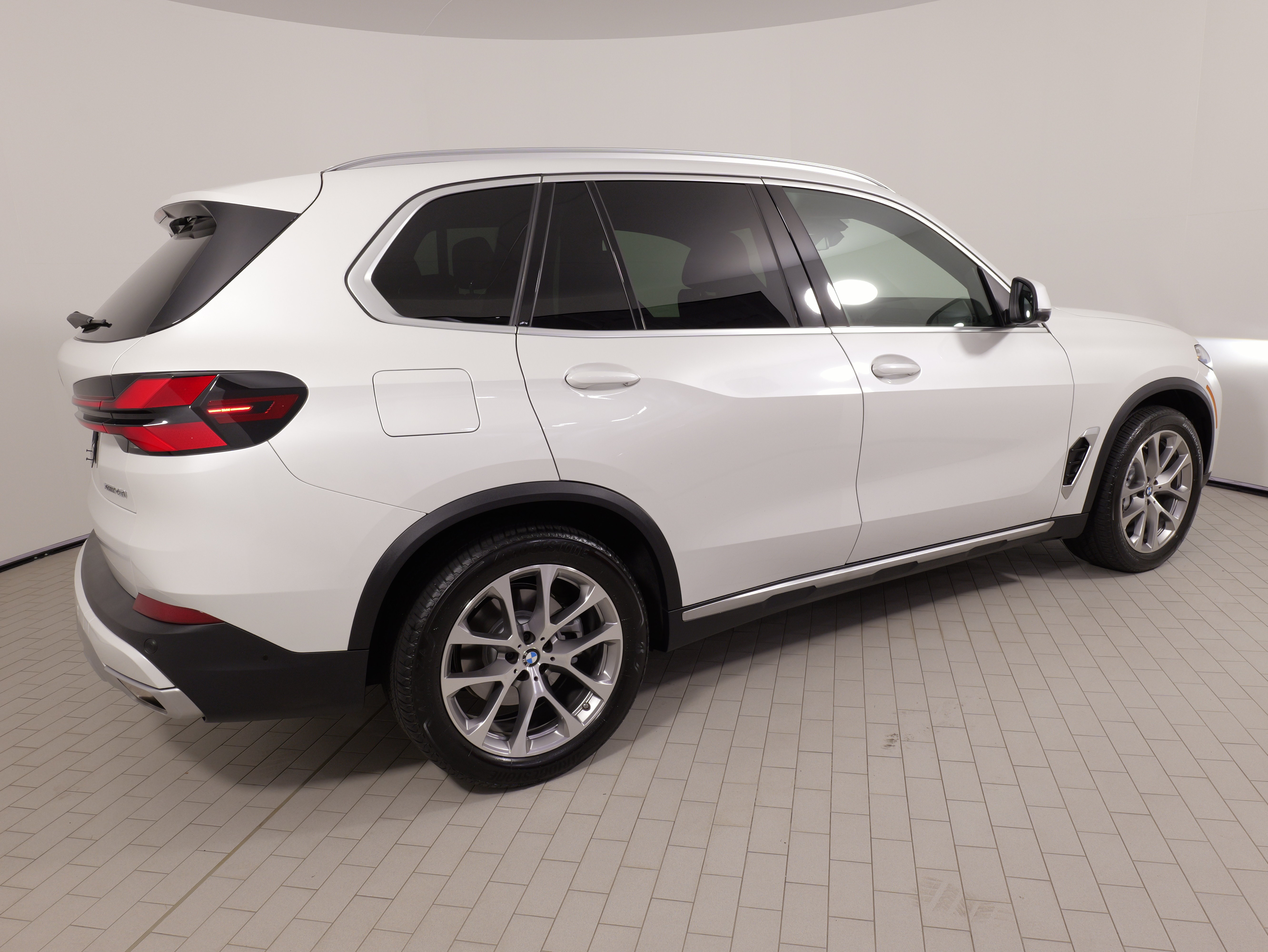 Used 2025 BMW X5 xDrive40i w/ Parking Assistance Package AWD/4WD image 11