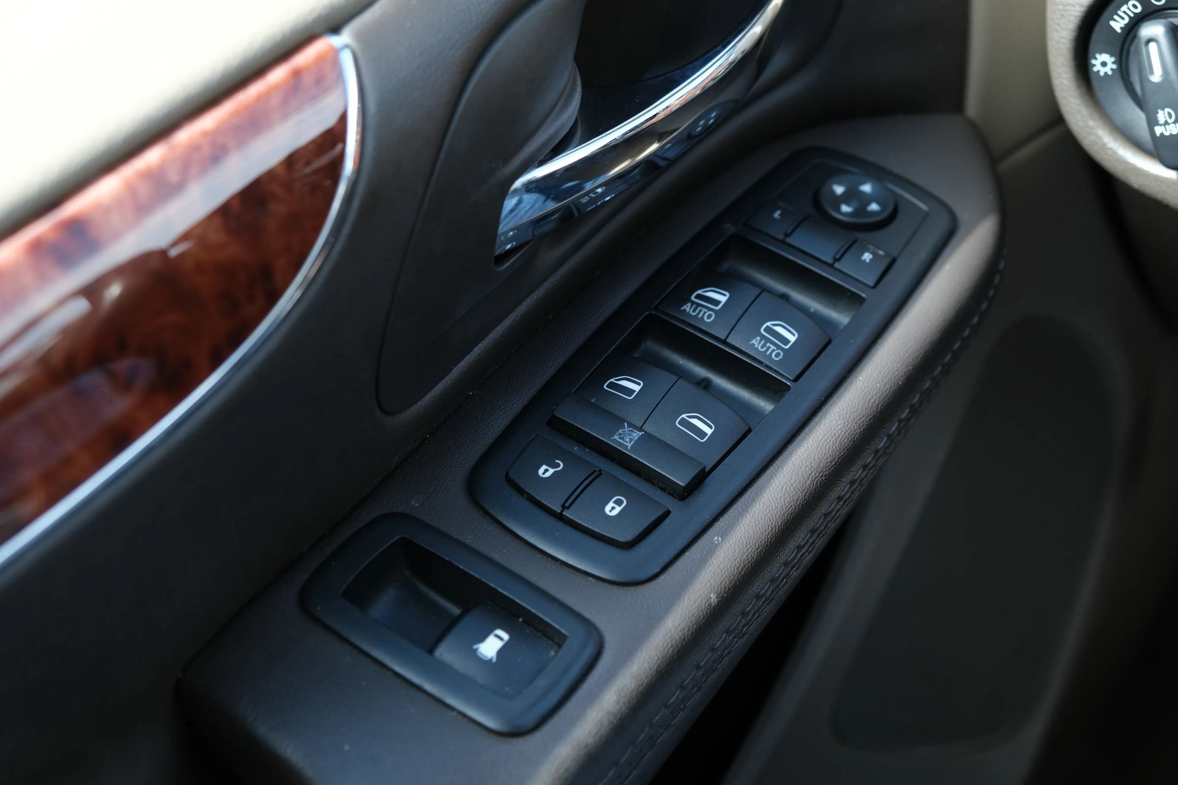 Used 2015 Chrysler Town & Country Touring image 34