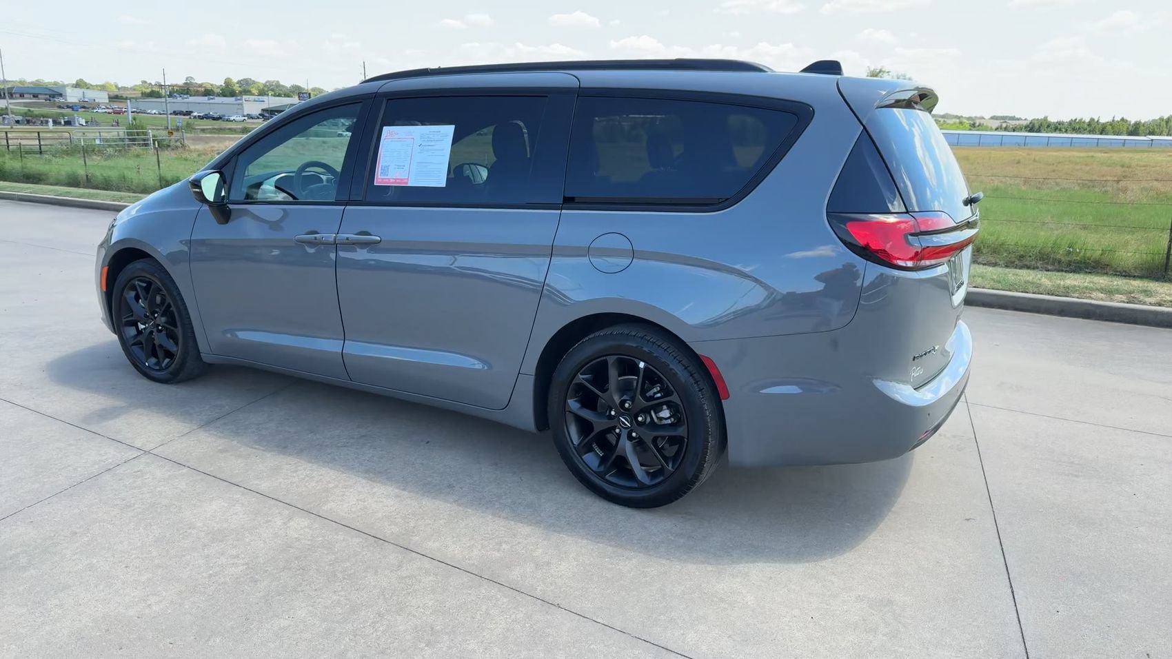 Used 2025 Chrysler Pacifica Limited FWD image 7