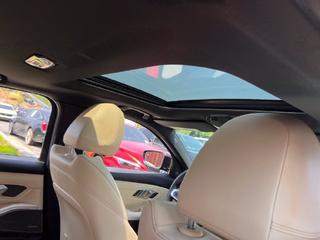 Used 2020 BMW 330i Sedan w/ M Sport Package RWD image 31