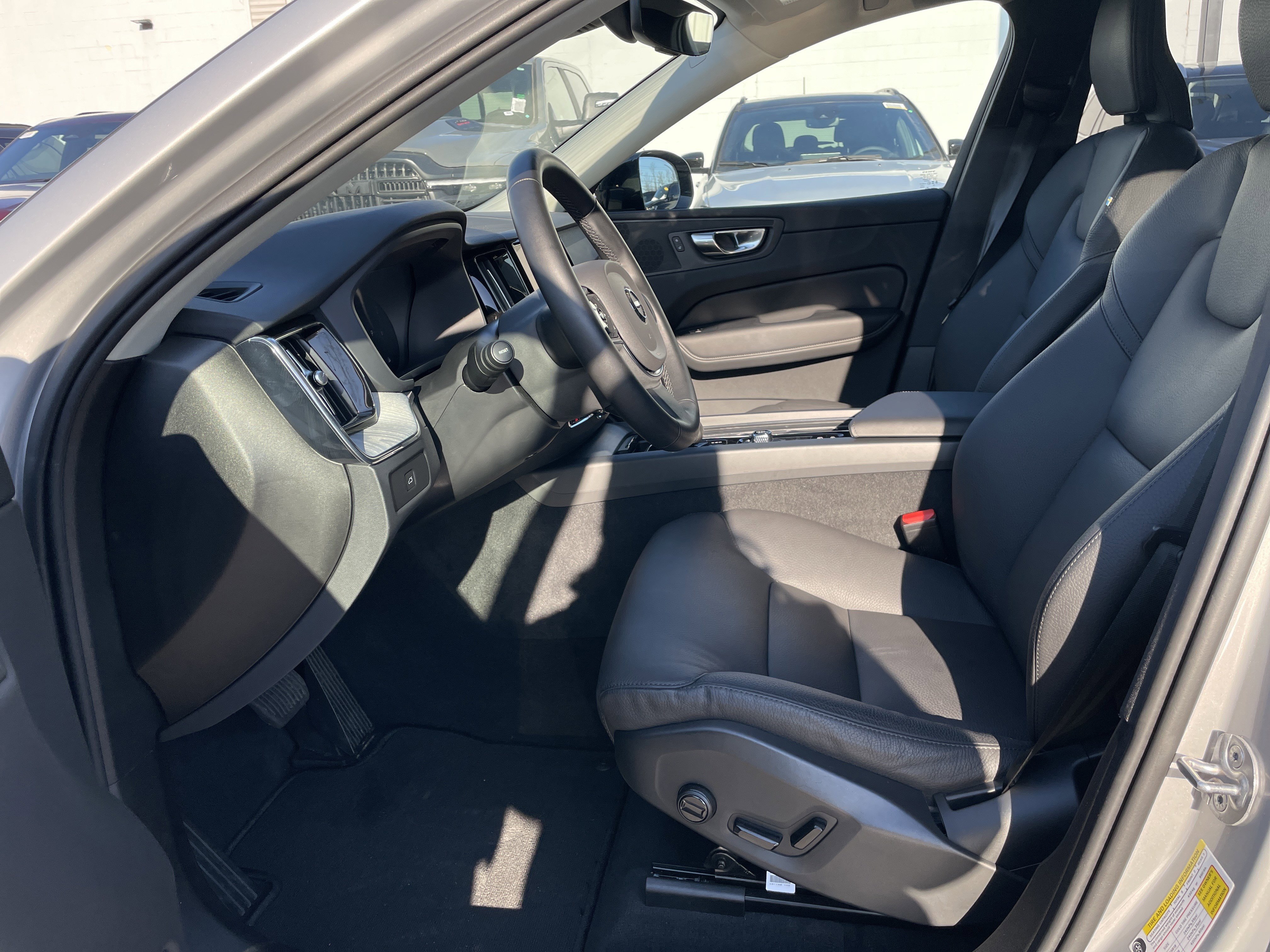 Used 2025 Volvo XC60 B5 Plus image 37