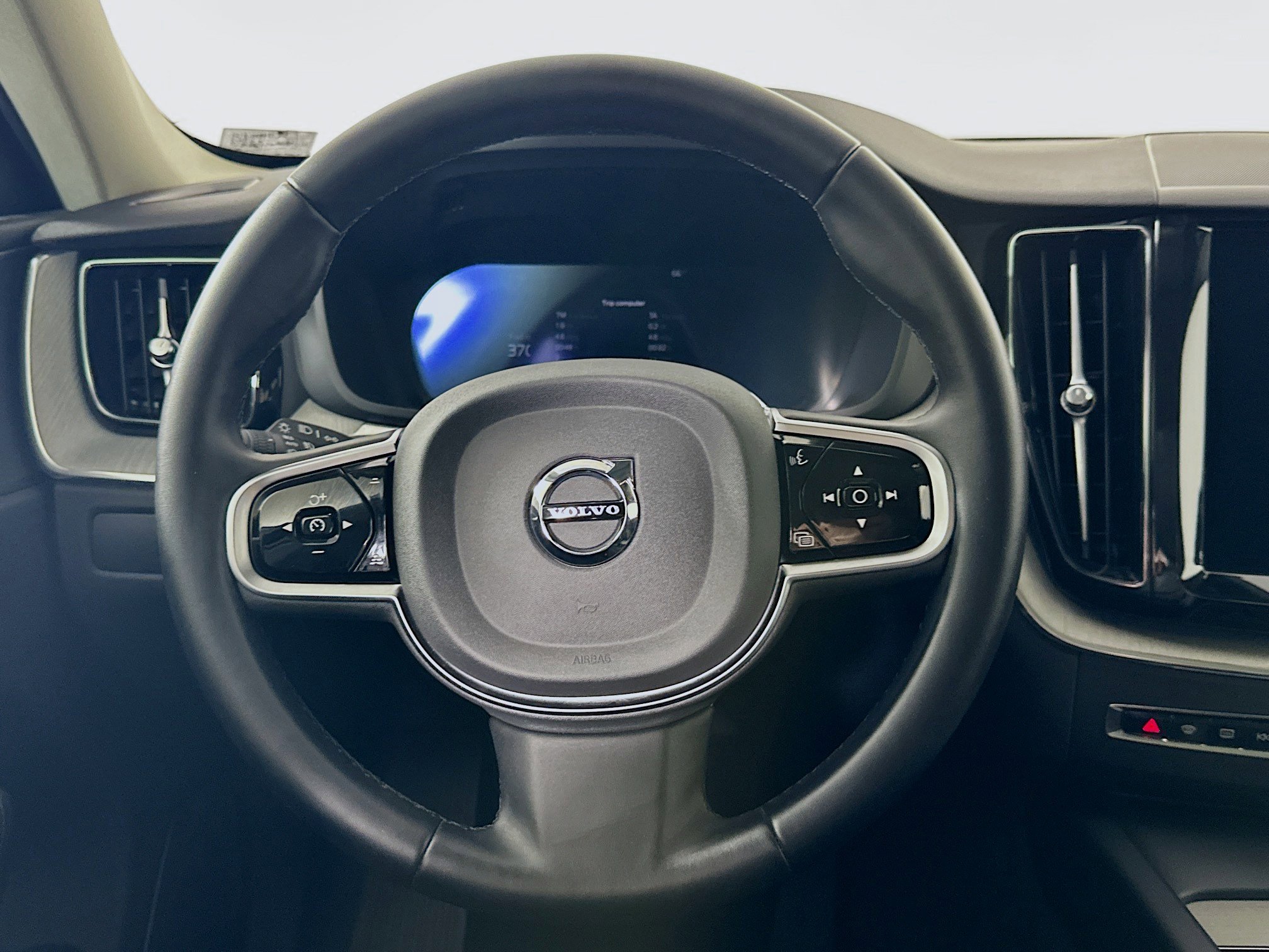 Used 2025 Volvo XC60 B5 Plus image 18