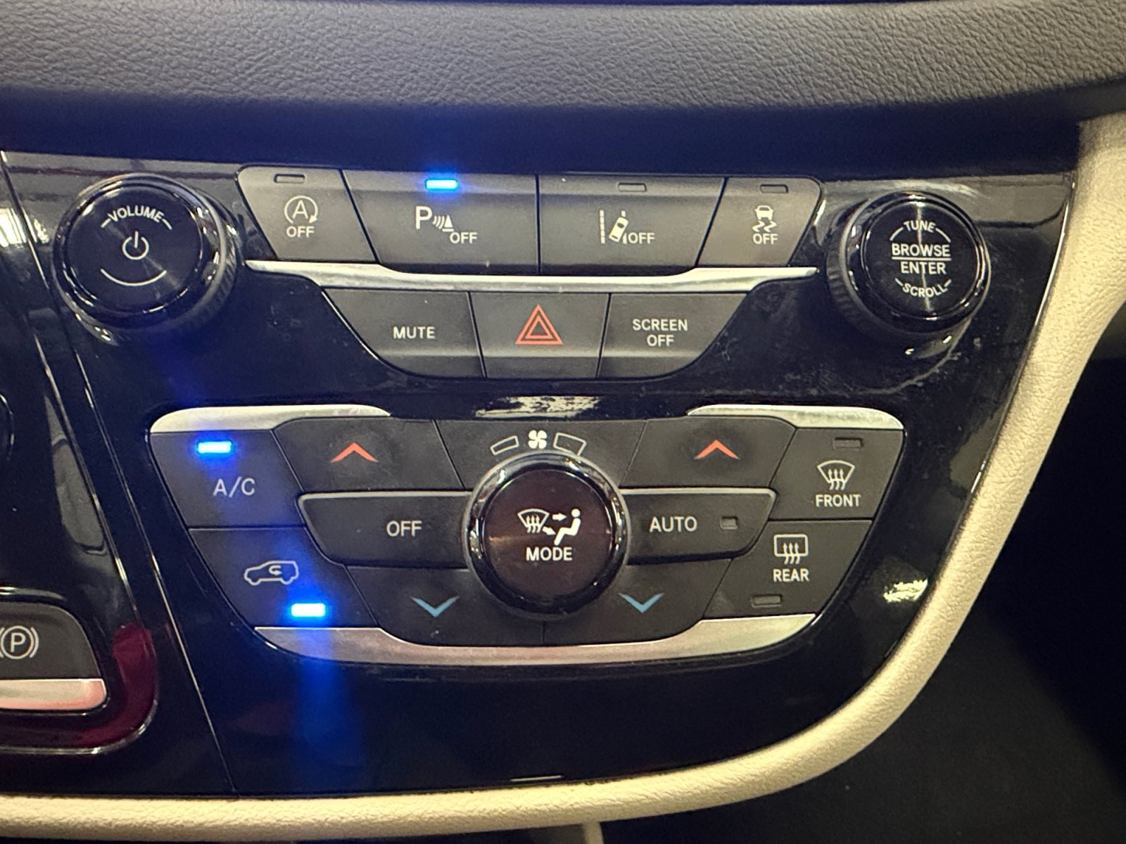 Used 2024 Chrysler Pacifica Touring-L FWD image 46