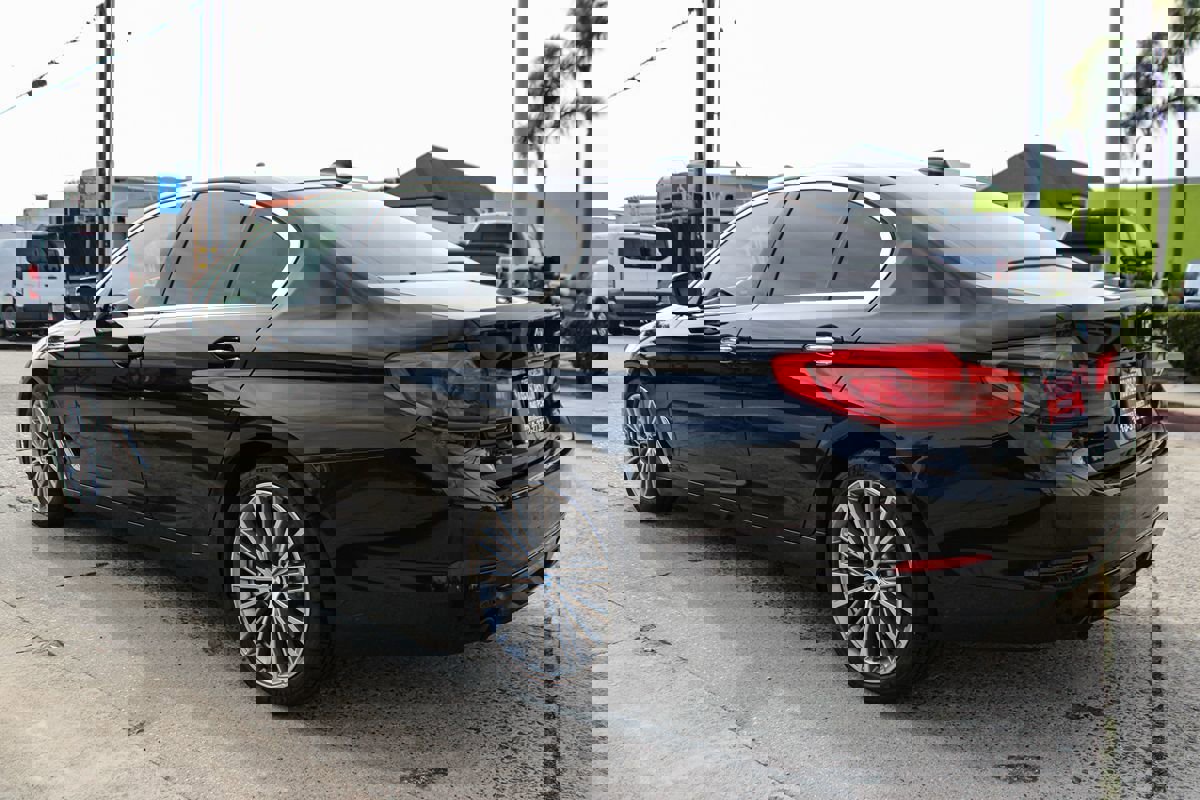 Used 2018 BMW 530i Sedan w/ Premium Package image 3