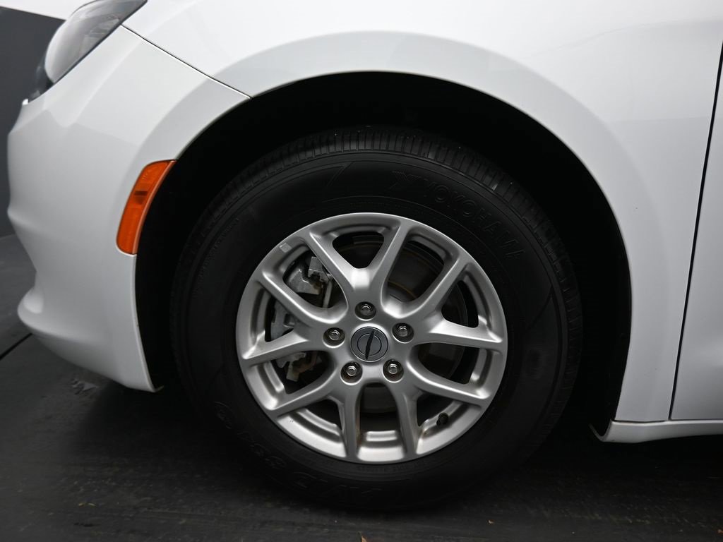 Used 2023 Chrysler Voyager LX image 65