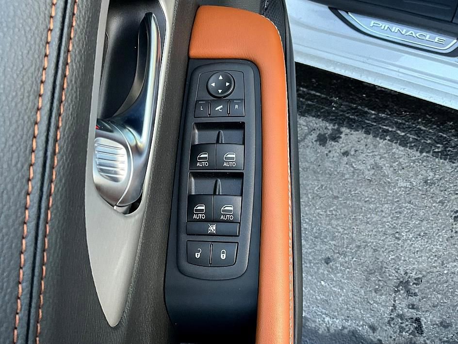 New 2026 Chrysler Pacifica Pinnacle w/ Trailer Tow Group image 15