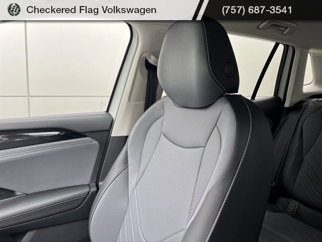 New 2025 Volkswagen Tiguan SE image 43
